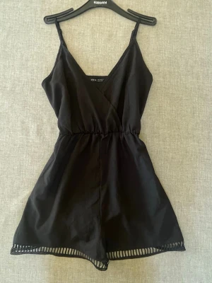 Svart byxdress  - Mycket bra skick, i storlek 36 💕