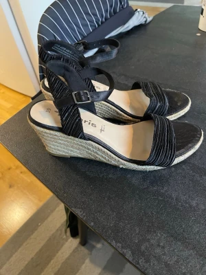 Tamaris stl 39 sandaler - Tamaris sandaler stl 39 i bra skick svarta