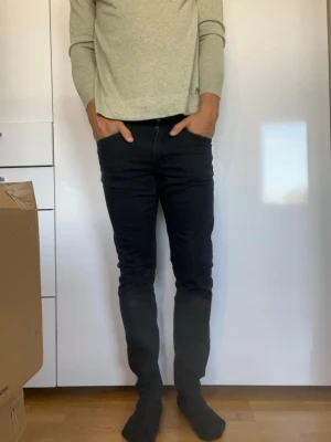 Svarta jeans från J.Lindeberg - Svarta jeans från J.Lindeberg. Strl 31/32. Modell: DAMIEN, Mid- Rise/ Skinny fit. Modellen är 178 cm och väger 77 kg. Hör gärna av dig vid frågor!