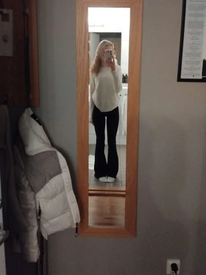 Flare / bootcut jeans - Snygga svarta jeans med utsvängda ben och hög midja. Stretchigt material. 