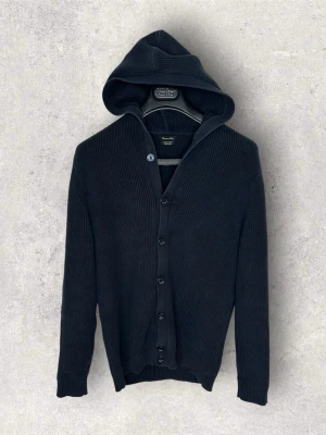Massimo Dutti Cardigan - Storlek: L | Skick: 8.5/10 | Skickas samma dag som köp | Skriv vid minsta fundering 💭 |   #massimodutti #cardigan #grisch #tröja