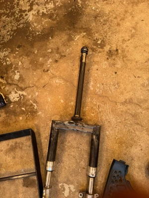 Framgaffel en el stator och ett elsystem - Säljer en svart och silver framgaffel. Gaffeln är tillverkad i metall och har en robust konstruktion med detaljer i aluminium. Perfekt för dig som bygger eller reparerar din hoj.