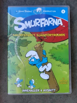 Smurfarna - smurfstarkt självförtroende dvd - Denna DVD innehåller 4 avsnitt av Smurfarna: Det gyllene smurfpriset, Smurfen som mindes allt & Den goda Grannsmurfen, Smurfstarkt självförtroende & Musiksmurfen stjäl showen, och Det sista smurfberget. Speltid: 94 minuter. Utgivningsår: 2011. Ljud: Dolby stereo 2.0. Bildformat: 4:3 Full frame 1.33.  Finns på språk: Svenska, Danska, Norska   OBS!! skivorna är begagnade så det kan förekomma repor/hairlines på skivorna, men då jag kollar igenom alla filmer jag säljer garanterar jag att alla funkar