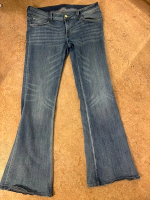 Blå bootcut jeans från weekday - Jättesnygga bootcut-jeans från Weekday i storlek 34/32 säljes då de inte kommer till användning längre 🤍 Superfin passform och sitter så snyggt på. Skriv gärna om du vill ha fler bilder eller har frågor 💕