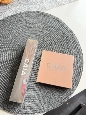 CAIA Face Palette Sassy + borste - Säljer ett CAIA Face Palette Set i nyansen Sassy med kallare rosa toner. Paletten har fyra olika produkter för ansiktet och kommer tillsammans med en Multi-Use Brush F03. Jag säljer dessa oöppnade då jag råkade lägga en dubbelbeställning 🥰