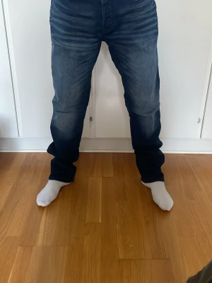Blåa Jeans från Jack and Jones - Blåa jena sfrån Jack and Jones i storlek 32/34. Comfort Mike är modellen. De har sköna fades, ända aldrig använda, inga lappar dock! Pris kan diskuteras vid snabb affär! Grabben är 178, väger 61kg.
