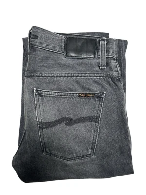 Nudie Jeans Grim Tim Selvedge - Selvedge jeans från Nudie i grå tvätt, originellt Black Dry Selvedge. Riktigt fin denim med bra passform och snygg fade. W32L32 Skick: 8.5/10 Pris kan diskuteras 📦 Skickas eller möts upp