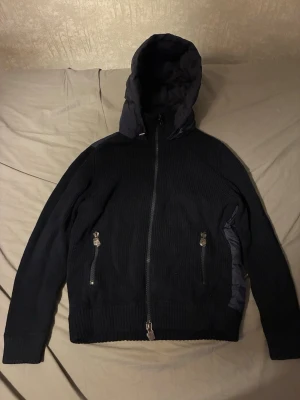 Moncler Cardigan - Säljer nu denna mörk blå Moncler cardigan. Perfekt när våren är här. Den är i storlek L och i ny skick. Bara att höra av er vid frågor🤝