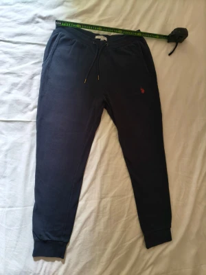 Mörkblå mjukisbyxor från Polo Ralph Lauren - Ny skick nästan oanvänd, passar L