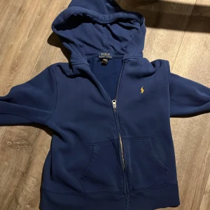 Polo ralph lauren hoodie - Den är strolek m 10-12 men skulle säga 150 men det ända är det är ett. hål vid vänstra armen men det syns knappt och sys enkelt