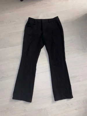 Svarta kostymbyxor med raka ben - Säljer ett par svarta kostymbyxor med raka ben och klassisk passform. Perfekta för en clean och stilren look. De är från Bik Bok i storlek 40 men passar mer 38😊Inga slitningar 💞