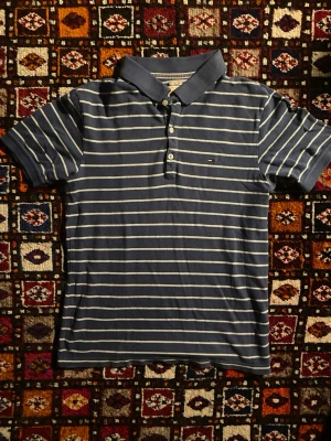 Vintage Randig Tommy Hilfiger  - Säljer en otroligt snygg och fet Tommy hilfiger piké som är i otroligt bra skick även fast gammal. Storlek S men passar mig i M. Hör av dig vid frågor osv!