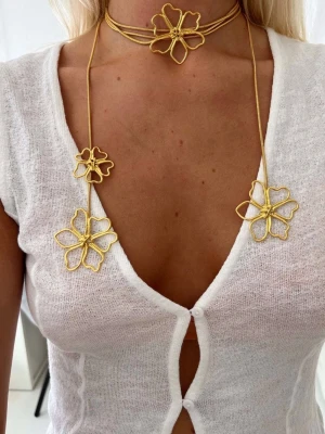 Scandivv - Robin halsband - NY - Helt nytt halsband från Scandivv, aldrig använt därav säljer jag det nu🌼 Ord pris: 314kr Från hemsidan: Robin-halsbandet, uppkallat efter grundaren av Scandivv, är vår absoluta favorit. Med sin tunna, guldfärgade tråd som enkelt lindas runt halsen, och sina öppna blommönster, är detta halsband SÅ speciellt. OCH du kan bära det på flera sätt <3  Material: Mässing 18k guldplätering