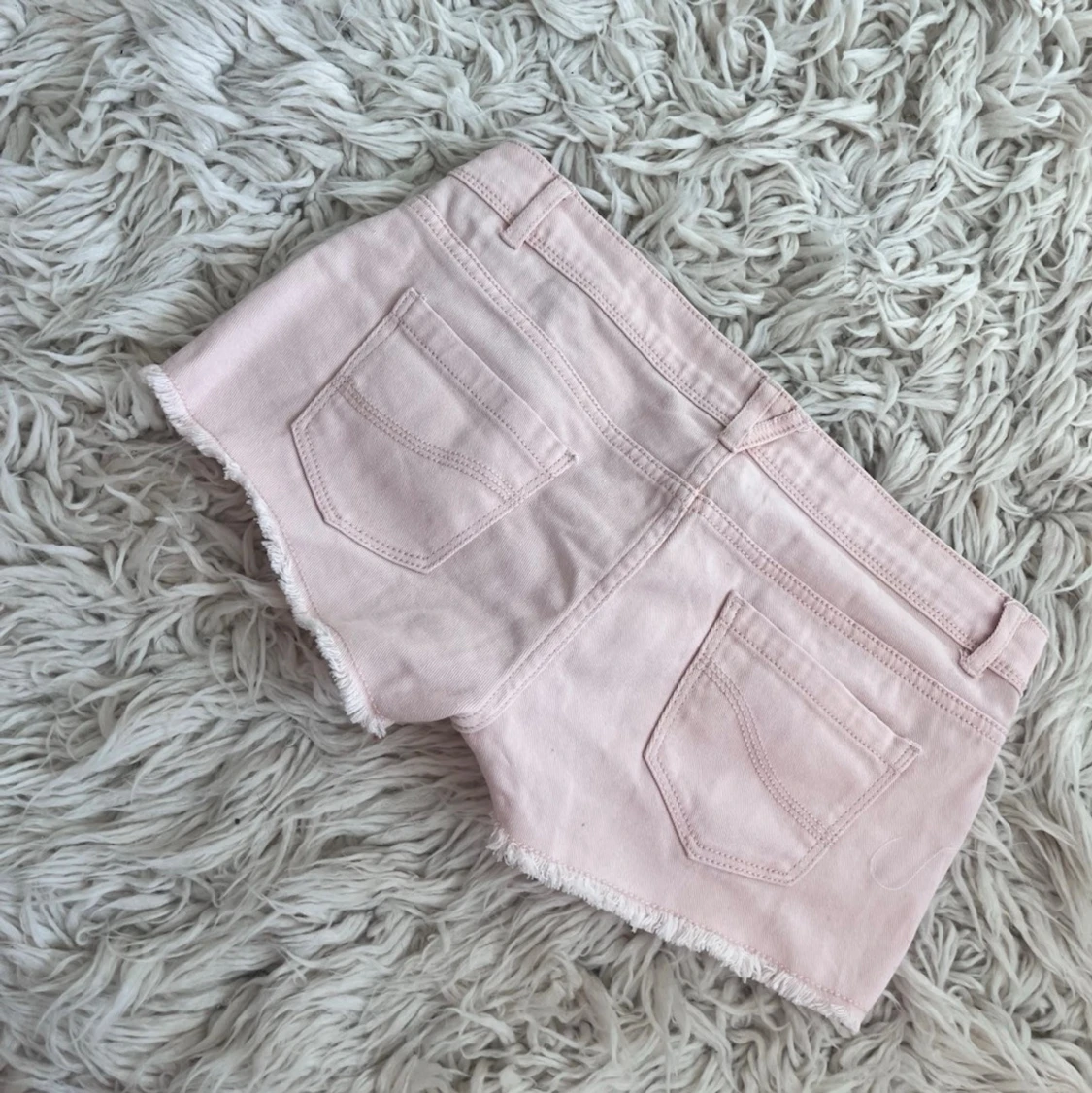J26 Ljusrosa lågmidjade jeansshorts  - 4