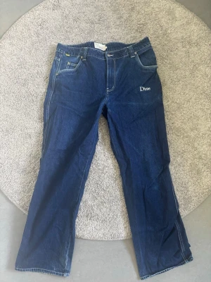 Blå jeans från Dime  - Blåa dime jeans i bra skick! Storlek XL sitter som L ( 34/34 ) pris 400kr! Köpta för 1700