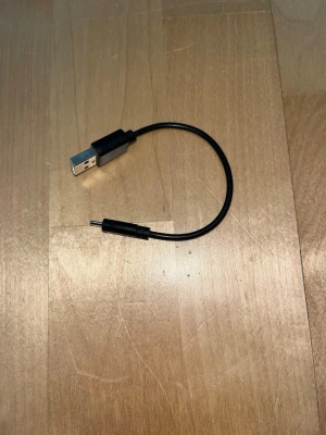 Micro usb laturi - Musta micro usb laturi. N 15cm. Eläintalous MMM Katsothan myös muut ilmoitukseni Tarjoa 