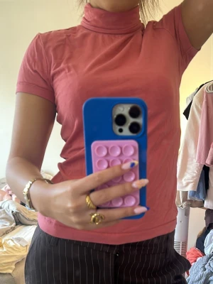 Rosa tshirt med hög krage  - Jättefin och somrig rosa polo T-shirt!