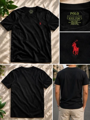 Svart t-shirt från Polo Ralph Lauren - Svart t-shirt från Polo Ralph Lauren med klassisk passform och rund hals. T-shirten har en röd broderad logga på bröstet och är tillverkad i mjuk bomull. Perfekt för en stilren och enkel look.