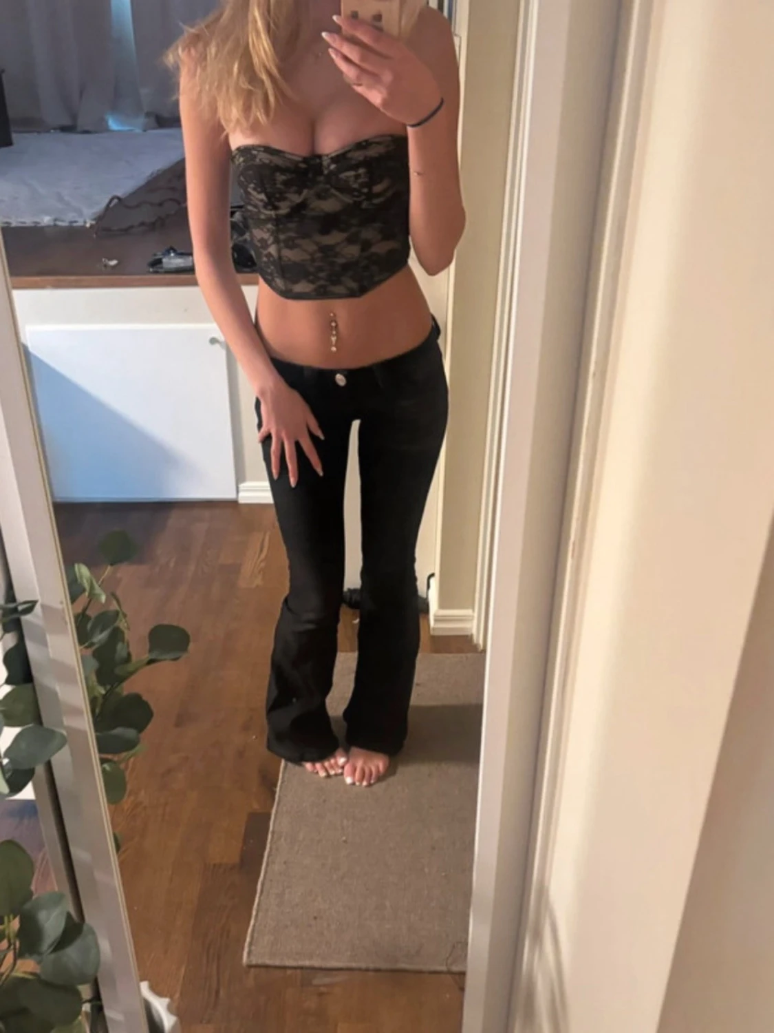 Svart spetsbody med bygel - 1