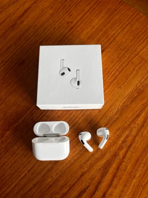 Airpods gen 3 - Säljer ett par Apple AirPods (3rd generation) i bra skick. De fungerar precis som de ska – bra ljud, mikrofon och batteri utan problem. Det finns några mindre repor på laddningsetuiet från normal användning (se bilder), men inget som påverkar funktionen. Hörlurarna är rengjorda och återställda. 🔹 100% fungerande 🔹 Bra batteritid 🔹 Mindre kosmetiskt slitage 🔹 Perfekta för vardag, träning eller pendling Säljes på grund av uppgradering.