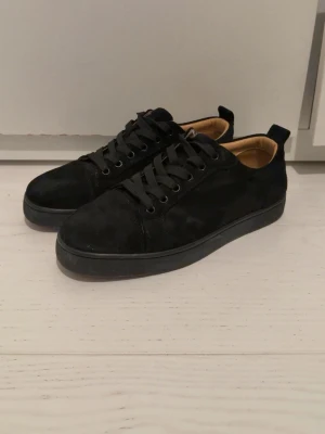 Christian Louboutin - Säljer ett par riktigt stilrena och klassiska svarta loubs. Skorna är i bra skick (8/10) och är i storlek 41