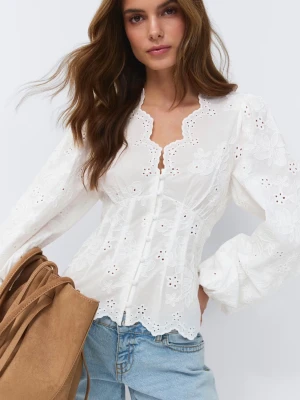 Vit blus med broderade blommor - Superfin blus från Gina Tricot med broderade blommor och ballongärmar. Blusen har knappar framtill, v-ringad hals med vågig kant och är tillverkad i ett lätt bomullstyg.  Blusen är helt slutsåld på nätet. Storlek M med prislapp kvar. Aldrig använd.