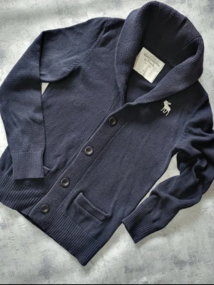 Abercrombie & Fitch Cardigan - Tja, säljer en cardigan från abercrombie and fitch. Storlek L passar M. Skick 9/10. Pris 579 men kan diskuteras. Hör av dig vid frågor o funderingar!