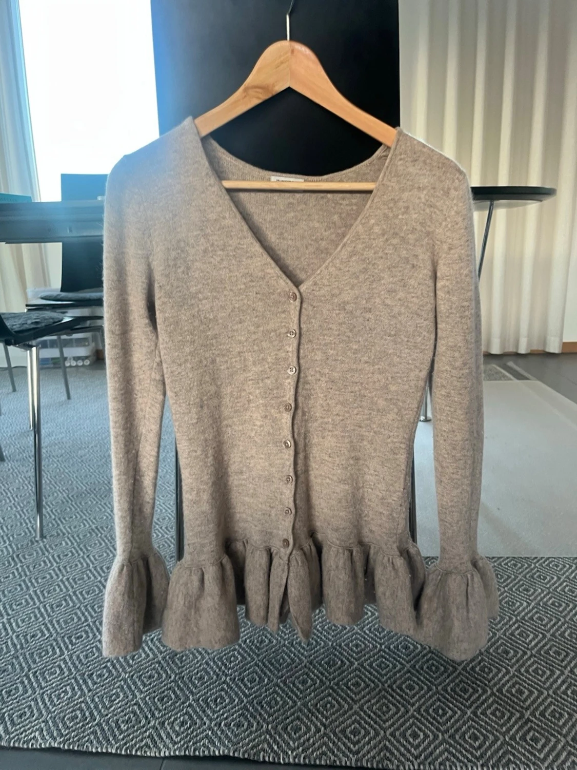 Beige kofta med volangkant - 1