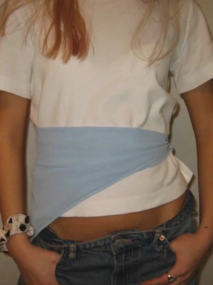 Cloud Scarf - Snygg ljusblå scarf🩵 Storleken är 55x55 (cm). Skitsnygg och tidlös detalj som piffar upp en outfit både till vardags och på fest!! Går att bära i t.ex. håret, på väskan eller runt halsen. Scarfen är handgjord och lokaltillverkad av återbrukade tyger vilket gör den miljövänlig.