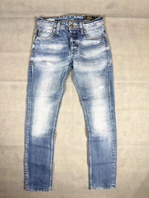 Jack & Jones jeans med slitningar  - Jack & Jones jeans med slitningar | Size W28 L32 | Modell: Tim slim fit | Skick: 9/10 | Mått: Midja: 36 cm Längd: 101 cm | Hör gärna av dig vid frågor och funderingar!🤗