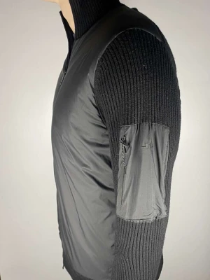 J.lindeberg cardigan - En riktig snygg och trendig J.lindeberg cardigan i fint skick, storlek M, vid frågor är det bara att skriva // Gramenti 