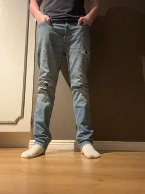 Jack & Jones jeans - Hej, säljer nu dessa Jack & Jones jeans med snygga slitningar. 🙌 Modellen är slim/straight och storleken 29/30 🎉Vid eventuella frågor är det bara höra av sig.😊 