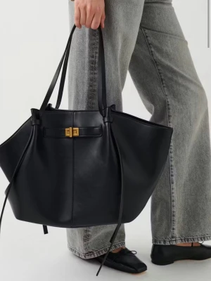 Svart shoppingväska i skinnimitation - Long skrap pu bag från Gina tricot. Väskan är använd ett fåtal gånger och har lite slitage på handtagen, men annars finns inga tecken på användning☺️ skriv gärna prisförslag