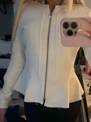 Elegant jacka❤️ - Jätte fin jacka i skönt material, använd en gån i storlek 40, med guld dragkedja, passar påse vardag å finare tillfällen❤️