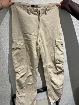 Beige cargobyxor från Boohoo - Säljer mina cargobyxor från Boohoo då dom inte används längre !!!