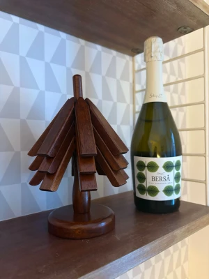 Grytträdet - Grytträdet - Utfällbara grytunderlägg som staplas på en pinne så det liknar ett träd. Fin och praktisk inredningsdetalj. Köptes för 399 kr och säljs helt oanvänd🤗