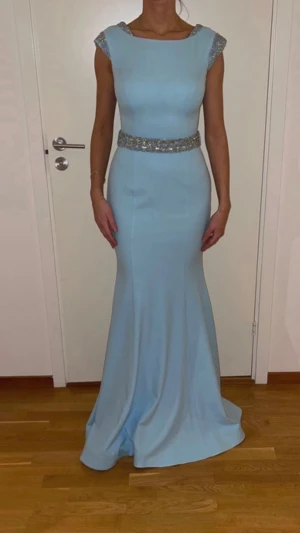 Balklänning - Balklänning i ljusblå färg med avtagbar bälte i strass, endast använd 1 gång 🩵