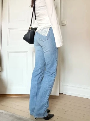 A Brand jeans  - Ett par jeans från A brand med hög midja i storlek 23. De är superfina och passar bra nu till våren. Säljer på grund av att de har blivit lite små för mig. Jag är ca 160 cm. 