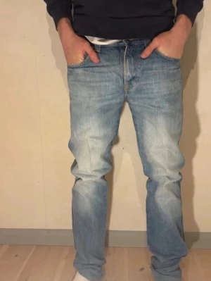 Nudie Jeans - Tjeneritz! Nu är det dax att ljusa upp den mörka vintern med ett par ljusa och fina nudie jeans, dessutom till ett magiskt pris!🤩 Nypris ligger på ca 1500kr, men du får dem för endast 499kr ❗️Inget som skiljer dom från nya, utan dom är i väldigt fint skick! Storlek: 32/36.  Innerlängd= 82cm Ytterlängd=111cm. Hör gärna av dig!