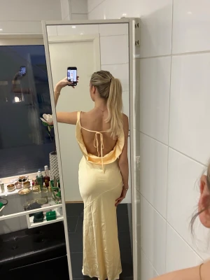 Ljusgul balklänning med öppen rygg - säljer denna superfina balklänning med öppen(justerbar) rygg! Aldrig använd då jag valde en rosa klänning på min bal🥹Bra i längden på mig som är 170