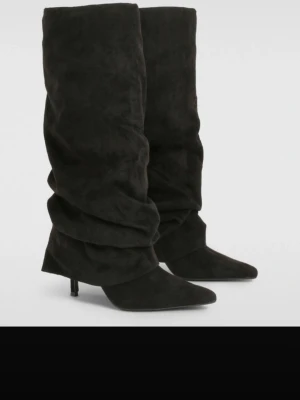 Svarta stövlar med klack - Ett par jätte fina stiletto boots från boohoo💞 ALDRIG ANVÄNDA!!! De är i storlek 38, priset kan diskuteras 