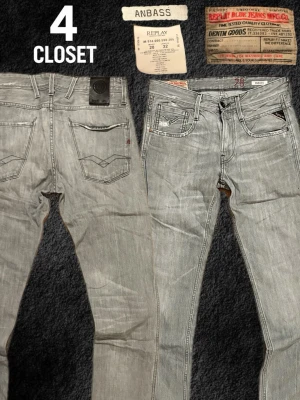 Ljusgrå Replay Anbass Jeans 28/32 - Unika grå slimfit jeans ifrån Replay med modellen Anbass! Skick - Mycket bra✅ Storlek - W28/L32✅ Kontakta mig för frågor och eventuella prisförslag, priset är diskuterbart!🤝