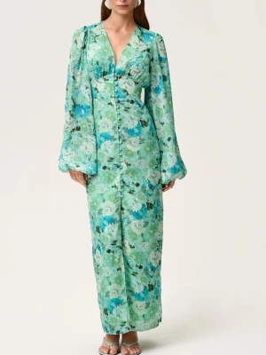 Grön blommig långklänning med v-ringning - Långklänning i gröna och blå toner med blommigt mönster, v-ringad hals och långa, vida ärmar. Klänningen har knappar framtill och är tillverkad i ett lätt, luftigt material som passar perfekt för sommarens tillfällen.