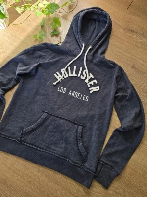 Hollister hoodie - Snygg Hollister hoodie i storlek small. Är gjord i ett lite tunnare materialvilket många gillar. Skriv om du undrar något. 