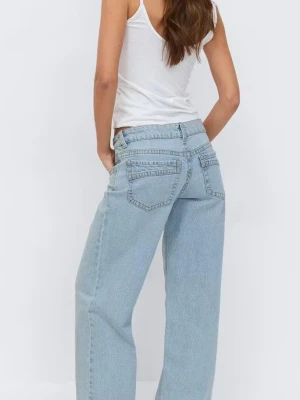 Gina tricot ultra low wide jeans - Hej! Säljer ett par ljusblåa Gina tricot jeans. Modellen heter ultra low wide jeans. De är i storlek 32 och endast andvända 2 gånger. Jag är 163cm och de passar mig bra i längden. 400kr nypris.