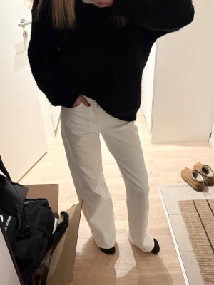 Jeans - Säljer dessa vita raka jeans som endast är använda en gång!