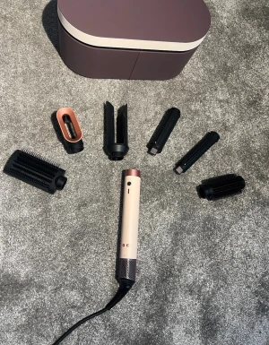 Dyson Airwrap Co-anda2x – Rosé Gold - Säljer min Dyson Airwrap Co-anda2x i den exklusiva färgen Rosé Gold. Ett fantastiskt stylingverktyg i mycket fint skick som ger salongskänsla hemma ✨  Med Dyson Airwrap kan du torka, locka, våga, räta ut, släta och skapa volym – helt utan extrem värme, vilket gör den skonsam mot håret.