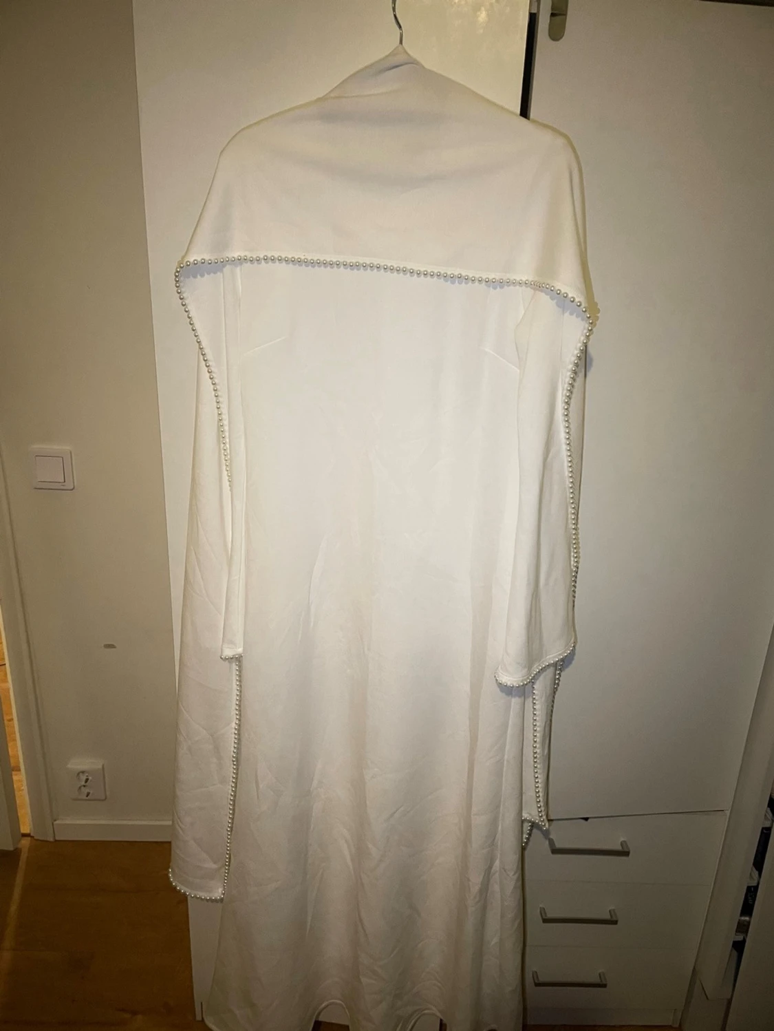 Elegant vit långklänning med vida ärmar - 4