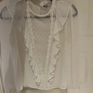 Blus Zara - Vit blus från Zara i storlek S. NYSKICK