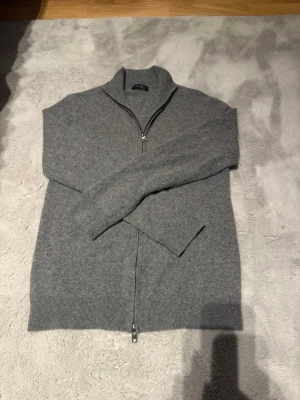 Kashmirtröja ifrån Joseph S-L - En snygg mörkgrå kashmir full-zip ifrån Joseph i storlek L, endast använd några gånger och är i otroligt bra skick!🔥 köpt för cirka 1900kr, säljs för 1099kr🔥Skulle säga att för killar sitter den som en S-M. 
